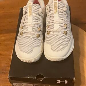 New in the box ladies under Armour, tennis shoes, size 5